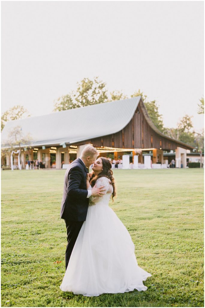 An earthy romantic outdoor barn wedding in Illinois by Pattengale Photography